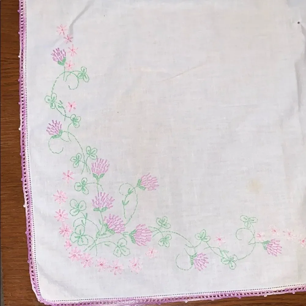 Vtg small tablecloth with floral embroidery‎